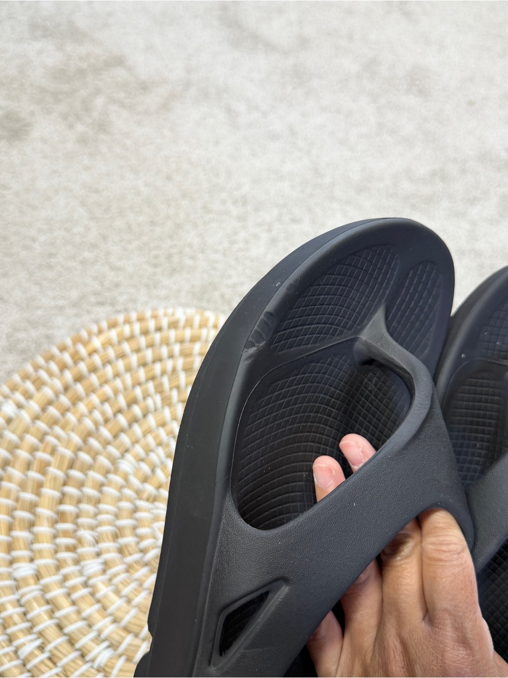 OOFOS Women’s OOriginal Recovery Lightweight Thong Flip Flop Sandals in Black 10 - Picture 7 of 13